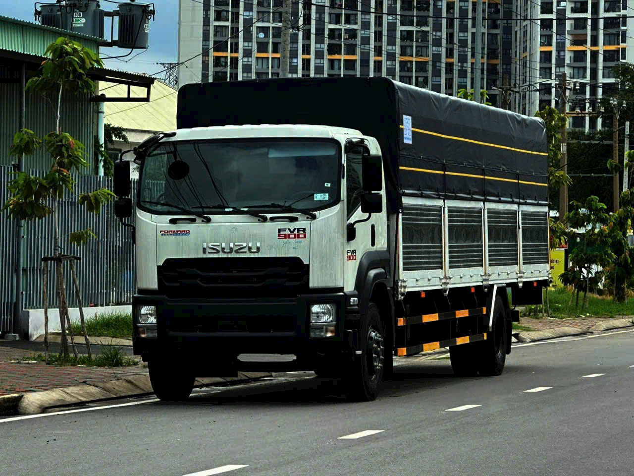 Xe Tải F-Series (6,2 – 24 Tấn): Sự Lựa Chọn Tối Ưu Cho Vận Tải Hạng Nặng