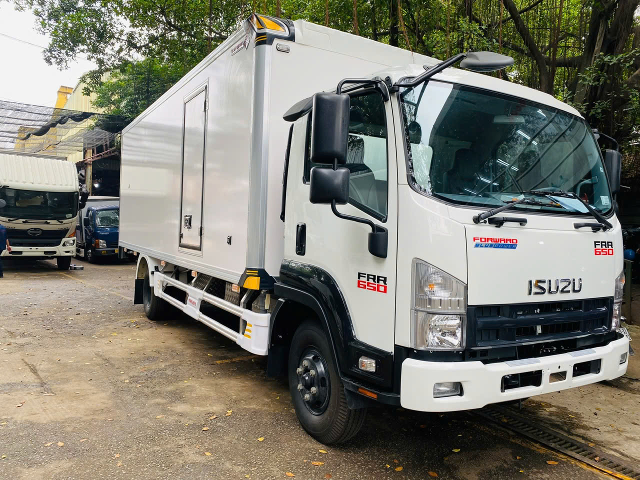 Đánh giá xe tải Isuzu FRR650 thùng bảo ôn: Lựa chọn hoàn hảo cho vận chuyển bảo quản
