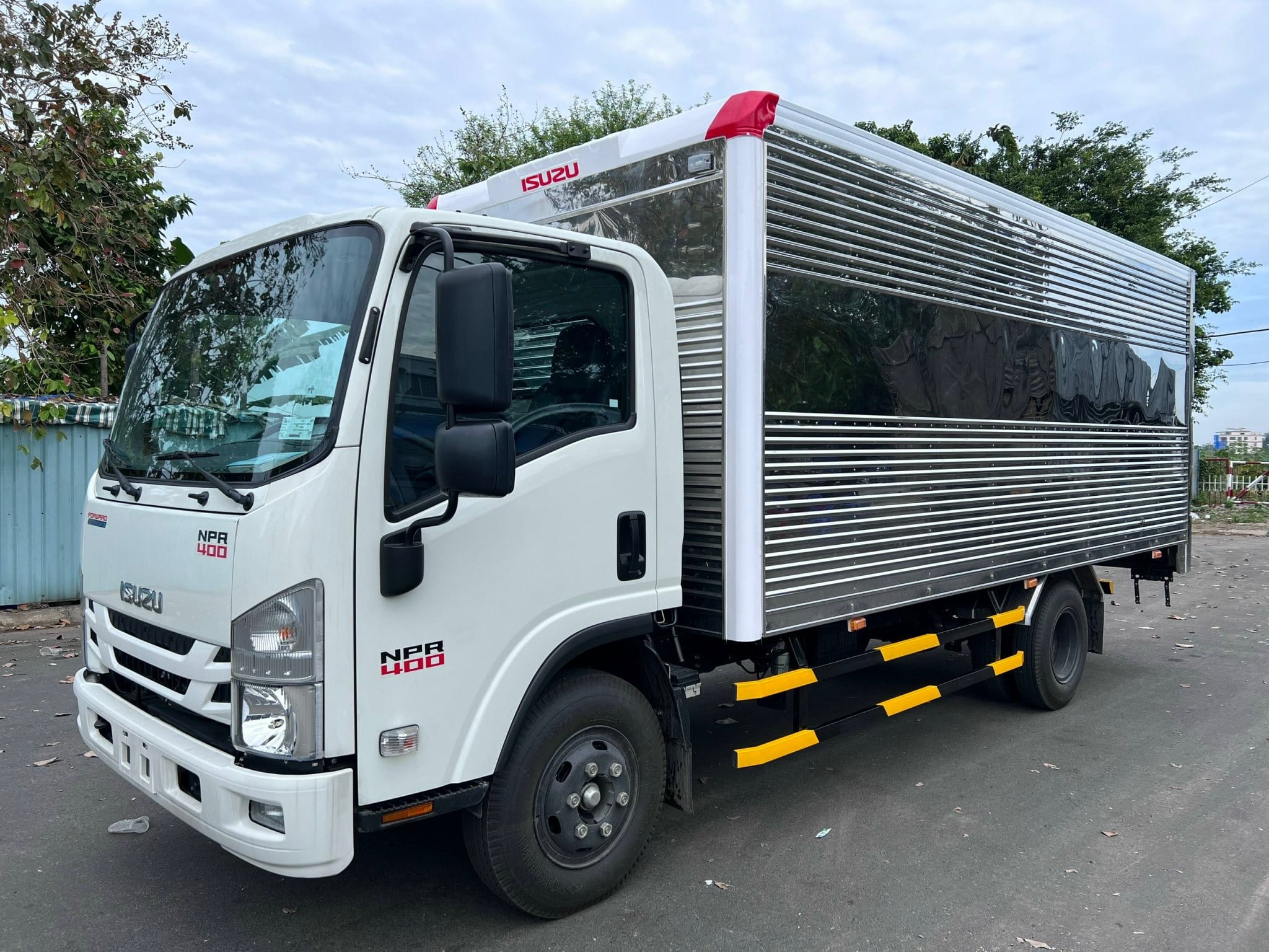 Isuzu NPR – Dòng Xe Tải Trung Đỉnh Cao Về Hiệu Suất Và Độ Bền
